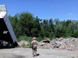 Жители Днепра жалуются на свалку возле карьера (Фото)