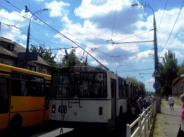 Херсонцам пришлось толкать троллейбус, попавший в затруднительную ситуацию (видео)