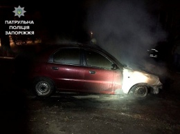 До тла: в Запорожье вспыхнул очередной автомобиль