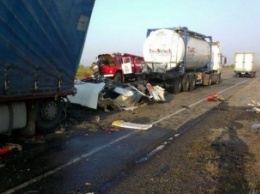 Масштабное ДТП на Днепропетровщине: столкнулись три грузовика (Фото)