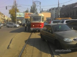 В Киеве на Подоле герой парковки на Daewoo Lanos заблокировал движение трамваев. ФОТО