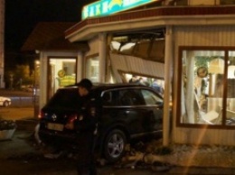 В Омске водитель внедорожника протаранил стену кафе, есть пострадавшие