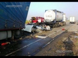 ДТП на Днепропетровщине: в столкновении трех грузовиков погиб человек. ФОТО