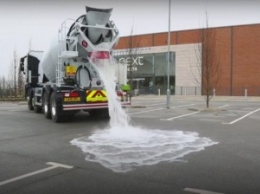 Британцы создали дорожное покрытие впитывающий воду (видео)