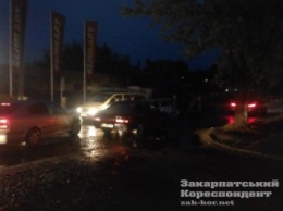 ДТП в Ужгороде: иномарки не поделили въезд в супермаркет и перекрыли дорогу (ФОТО)