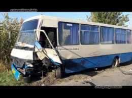 ДТП в Соледаре: Opel Vectra столкнулся с ГАЗЕлью и врезался в автобус. ФОТО