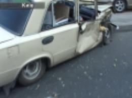 ДТП в Киеве: на Воссоединения не разминулись ВАЗ и Ford - пострадали двое. видео