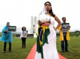 В Сан-Паулу на футбольном стадионе поженились 400 пар бедняков