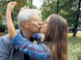 Молодая супруга 85-летнего Краско боится умереть раньше мужа