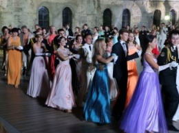 В Севастополе на офицерском балу 80 пар танцевали вальс, мазурку и кадриль (ФОТО, ВИДЕО)
