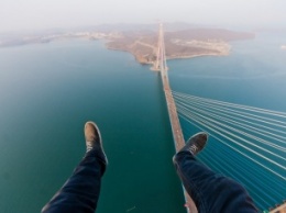В Моске нетрезвый мужчина забрался на Крымский мост