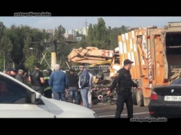 ДТП в Одессе: мусоровоз не разминулся с автовышкой. ФОТО