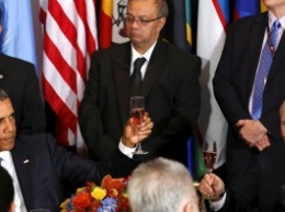 Владимир Путин и Барак Обама крепко пожали друг другу руки