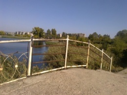 В Алчевске восстановили ограду разрушающегося моста