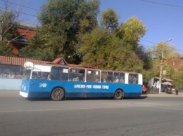 В Алчевске ко Дню города украсили троллейбусы