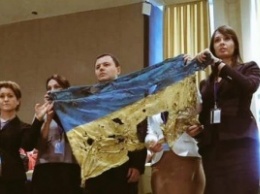 Делегацию из Украины за дырявый флаг выгнали из зала заседания ООН