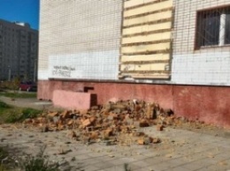 В Смоленске произошло обрушение фасада жилого многоэтажного дома