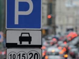 Девушки вынудили киевлянина оплатить "условную" парковку
