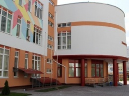 В гимназии "Киевская Русь" заменят пол