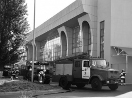 В Николаеве на территории торгового центра спасатели оттачивали навыки ликвидации пожаров