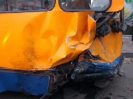 В Киеве, убегая с места ДТП водитель Mecedes врезался в троллейбус. видео