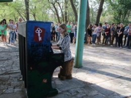 В симферопольском Ботаническом саду под открытым небом поставили пианино (ФОТО)