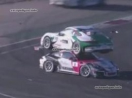 На гонках Porsche 911 оказался на крыше другого авто. ВИДЕО
