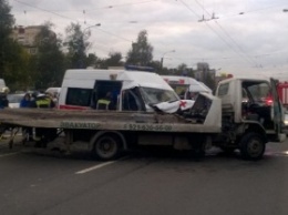 В Петербурге на Народной столкнулись эвакуатор и «скорая помощь»