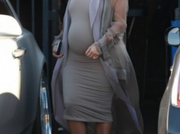 Каблуки беременной Ким Кардашьян ломаются под ее весом