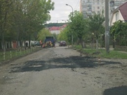 Ужгородские дорожники продолжают шокировать качеством предвыборного ремонта дорог (ФОТО)