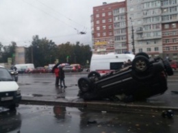 В Петербурге в результате ДТП опрокинулся автомобиль
