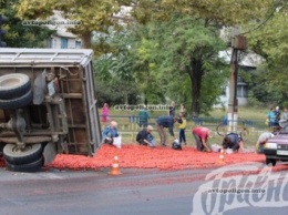 ДТП в Херсоне: Volvo S80 опрокинул груженный помидорами грузовик ГАЗ. ФОТО