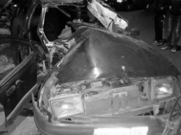 В результате ДТП в Николаеве спасатели освобождали водителя разбитого авто с помощью спецоборудования