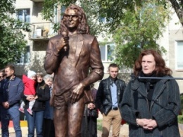 В центре Луцка установили памятник Кузьме Скрябину