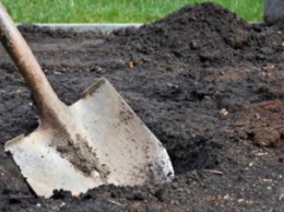 Владельца фирмы ритуальных услуг заставили копать себе могилу