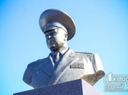 Память Александра Радиевского увековечили в памятнике на территории части 3011