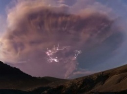 В Чили над вулканом появилось облако с молниями