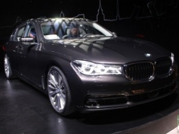 В зеркальном кубе оказалась BMW 7 Series за 10 миллионов рублей