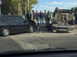 В Москве в результате ДТП перевернулся автомобиль, есть пострадавшие
