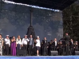 Тысячи севастопольцев хором спели гимн города (ВИДЕО)