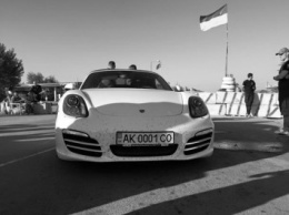Россияне на Porsche пытались прорваться через пропускной пункт активистов в Крым