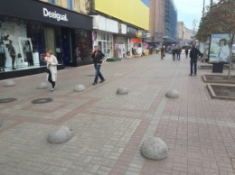Тротуар на Крещатике "усыпали" бетонными полусферами