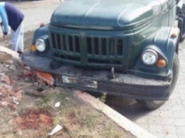 На АЗС грузовик оторвал водителю ногу