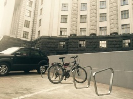 Фотофакт: у министров в Киеве появилась велопарковка