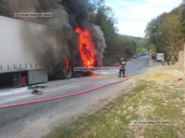 В Хмельницкой области на автодороге загорелся грузовик с прицепом. ФОТО