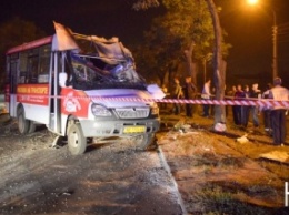 В Николаеве из-за столкновения грузовика с "маршруткой" погибли две женщины