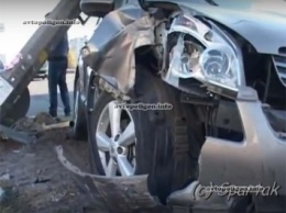 ДТП в Киеве: на улице Ревуцкого кроссовер Nissan Qashqai врезался в бетонный столб. ФОТО