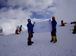 Флаг партии УКРОП развернули на горной высоте в 7010 метров (Фото)