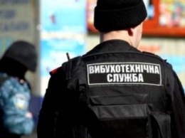 В Киеве мужчина, прикинувшись женщиной-хохотушкой, "заминировал" паб