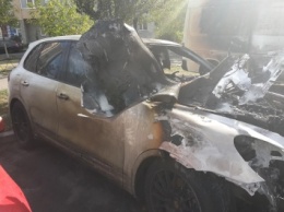 В Киеве сожгли новенький Porsche Cayenne